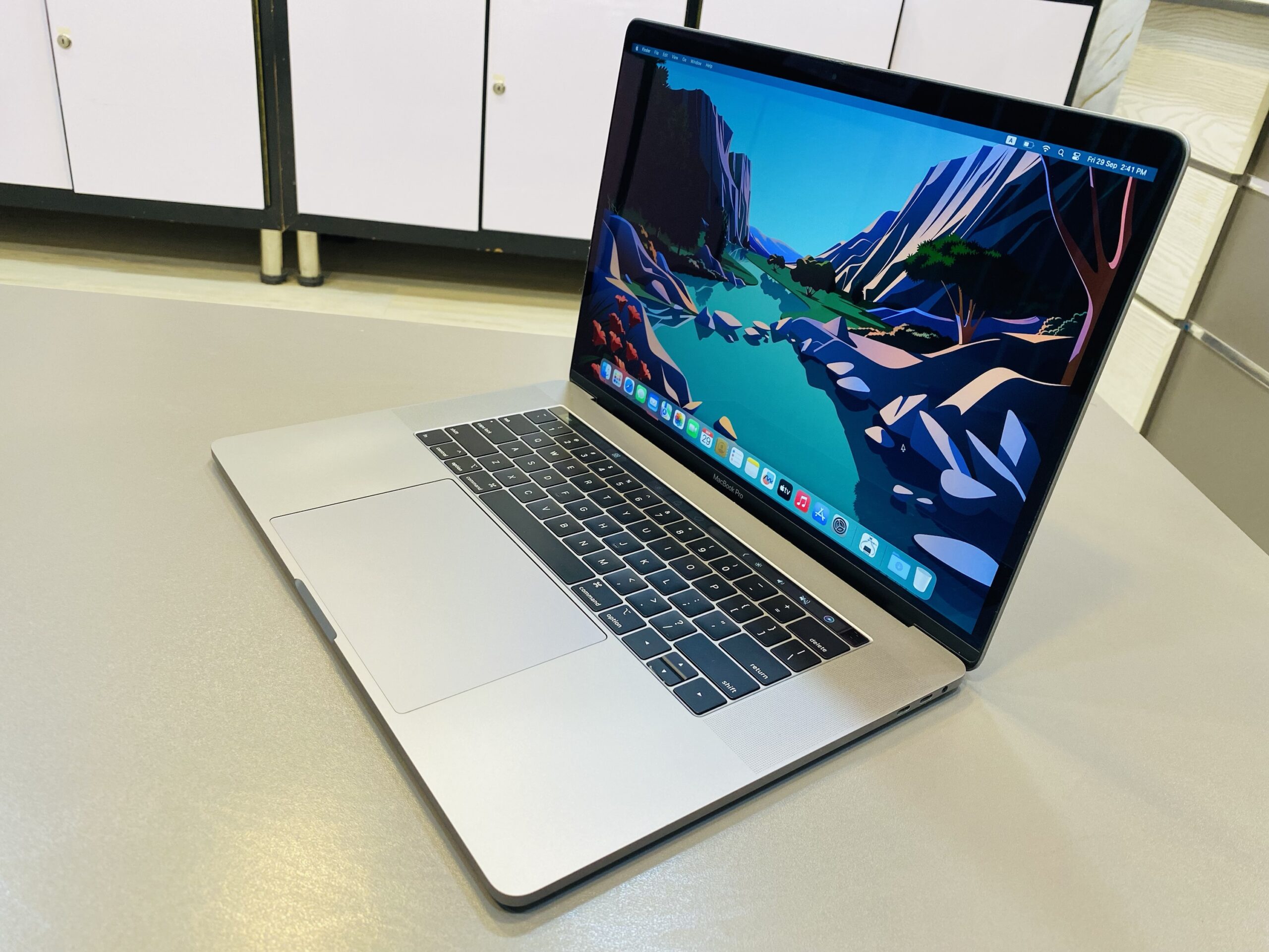 Apple MacBook Pro 15 inches Touchbar 2018 i7 | 16GB |256GB - Mac 